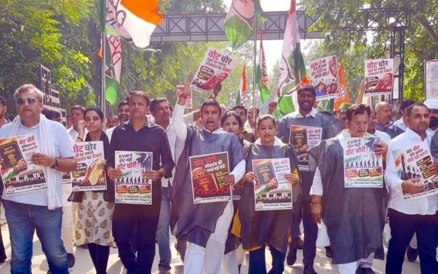 गौतमबुद्ध नगर में कांग्रेस का ‘काला दिवस’ प्रदर्शन: काले कपड़े पहनकर कार्यकर्ता सड़क पर उतरे, निर्वाचन आयोग से जवाबदेही की मांग