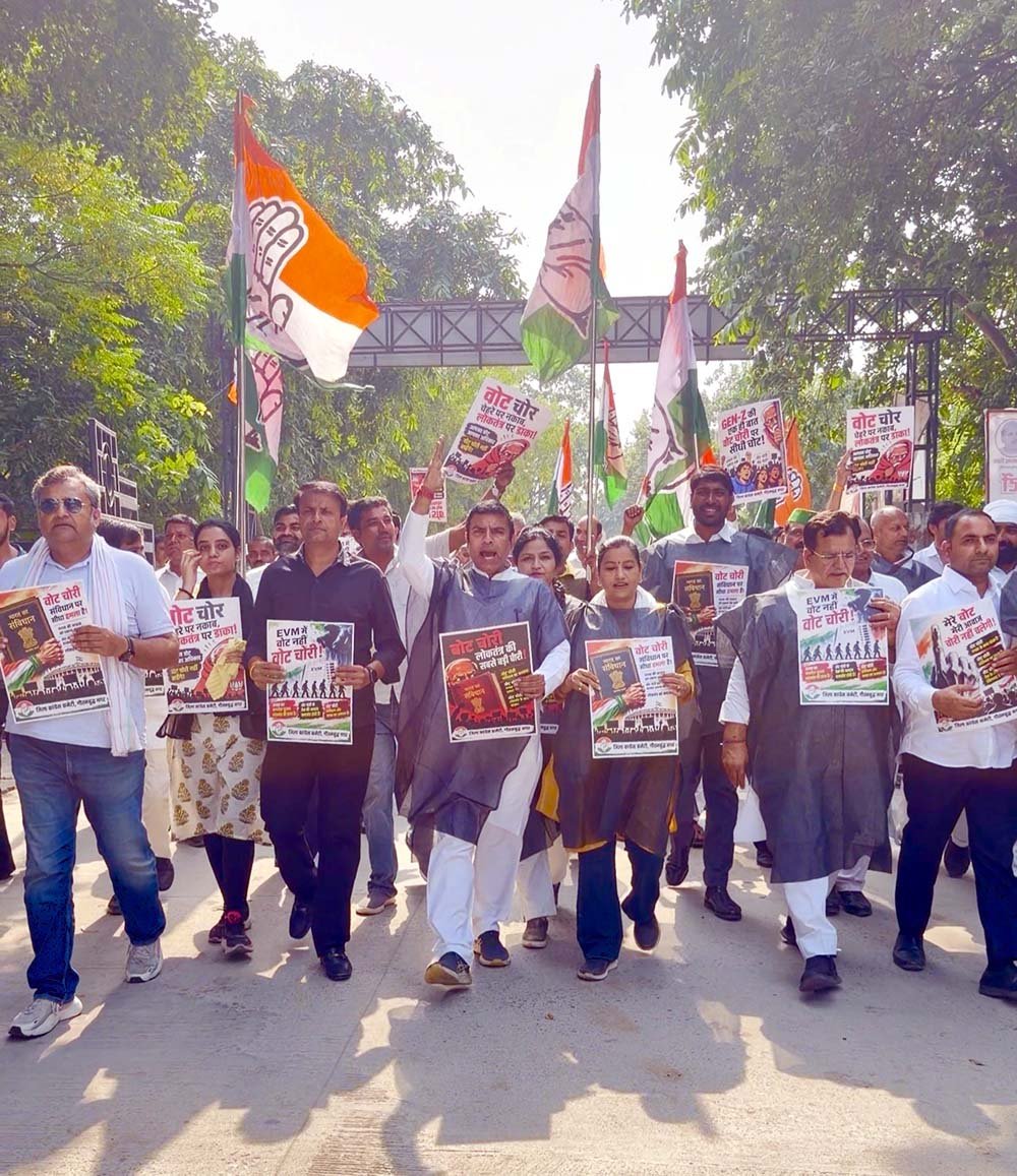 गौतमबुद्ध नगर में कांग्रेस का ‘काला दिवस’ प्रदर्शन: काले कपड़े पहनकर कार्यकर्ता सड़क पर उतरे, निर्वाचन आयोग से जवाबदेही की मांग