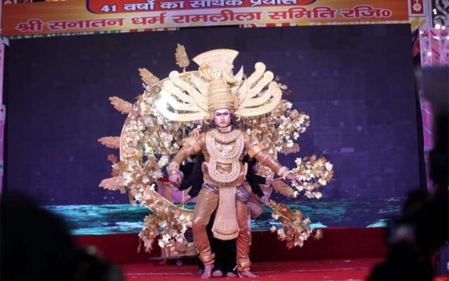 नोएडा में रामलीला के तीसरे दिन ताड़का वध और अहिल्या उद्धार का भव्य मंचन