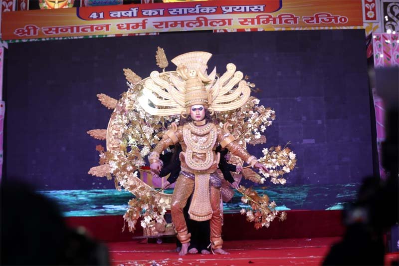 नोएडा में रामलीला के तीसरे दिन ताड़का वध और अहिल्या उद्धार का भव्य मंचन