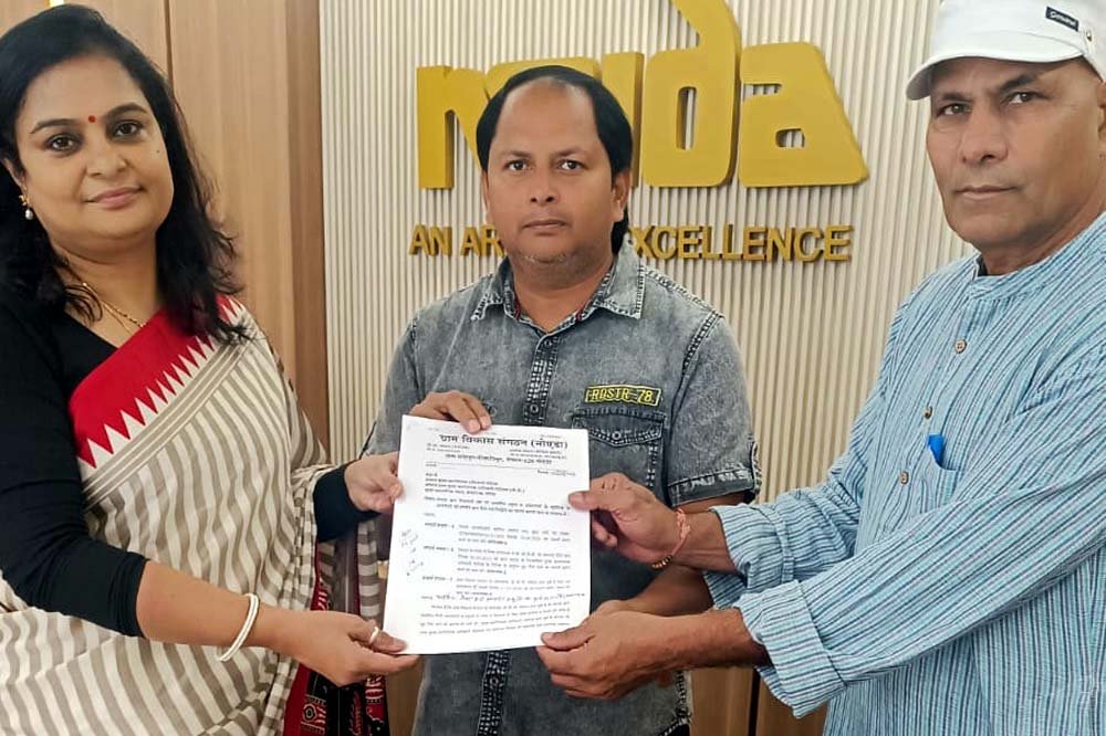 नोएडा प्राधिकरण की जमीन पर बने 157 स्कूलों के बाहर लगें छूट संबंधी बोर्ड: अशोक चौहान