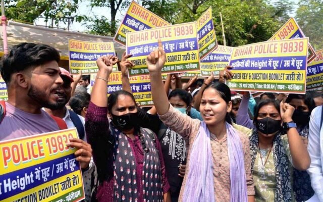 बिहार में दरोगा भर्ती परीक्षा के अभ्यर्थियों का प्रदर्शन, मुख्यमंत्री आवास की ओर बढ़े