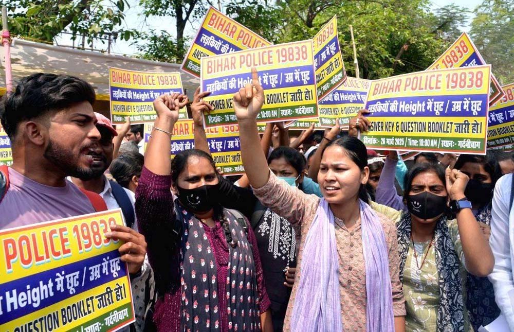 बिहार में दरोगा भर्ती परीक्षा के अभ्यर्थियों का प्रदर्शन, मुख्यमंत्री आवास की ओर बढ़े