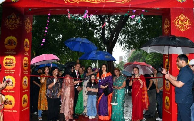 एमिटी विश्वविद्यालय में भव्य ‘दिवाली मेले’ का आयोजन: रंग-बिरंगी सजावट, दुर्गा उत्सव और डांडिया के संगम ने बांधा समां