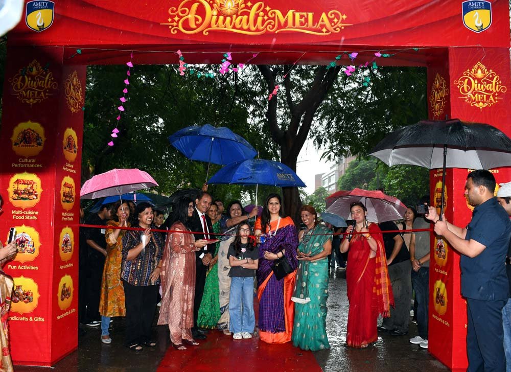 एमिटी विश्वविद्यालय में भव्य ‘दिवाली मेले’ का आयोजन: रंग-बिरंगी सजावट, दुर्गा उत्सव और डांडिया के संगम ने बांधा समां