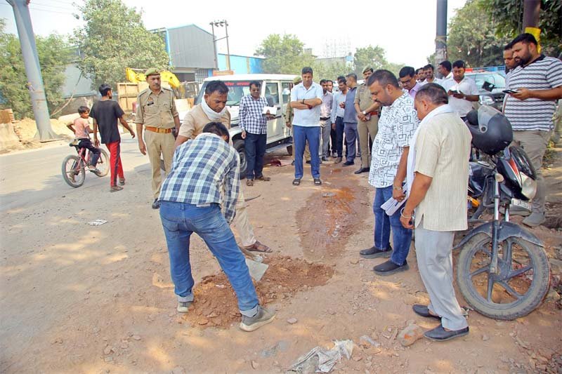 गाजियाबाद में सड़क निर्माण को लेकर DM सख्त, 15 दिन में काम पूरा करने का निर्देश