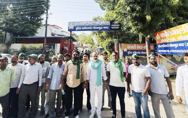 नोएडा सिटी सेंटर पर ई-रिक्शा चालकों से कथित अवैध वसूली के खिलाफ भाकियू अंबावता ने की शिकायत