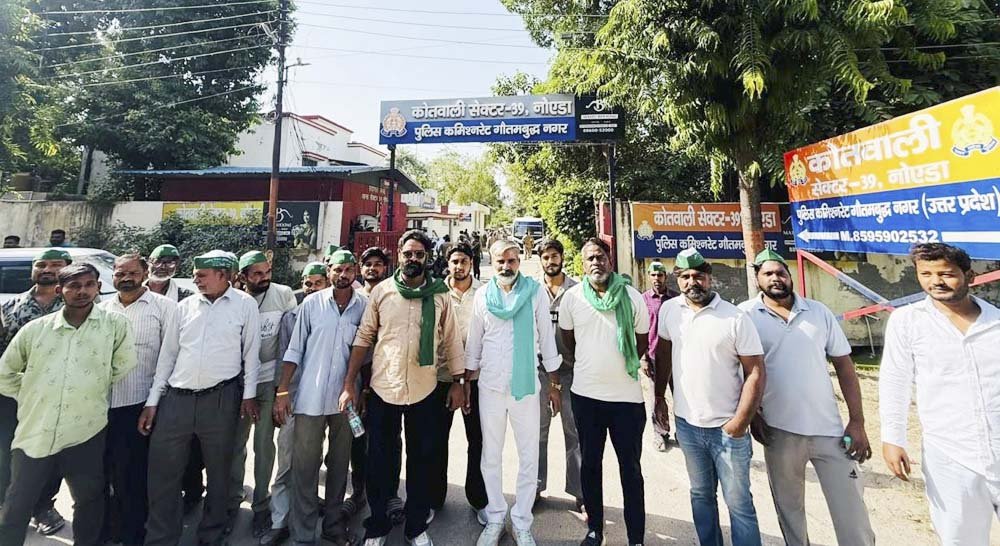 नोएडा सिटी सेंटर पर ई-रिक्शा चालकों से कथित अवैध वसूली के खिलाफ भाकियू अंबावता ने की शिकायत
