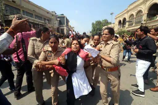 लखनऊ में सपा कार्यकर्ताओं और पुलिस के बीच झड़प, कई हिरासत में