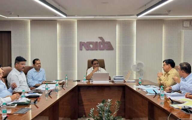 नोएडा में दिवाली से पहले 5 प्रतिशत आबादी के भूखंडों पर मिलेगा कब्जा, बकायेदारों से वसूली के लिए प्राधिकरण सख्त