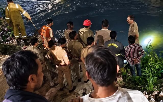 नोएडा में नाले में कूदा युवक, तलाश जारी: पत्नी से विवाद के बाद घर से निकला था रवि, पुलिस के बाद SDRF-NDRF ने संभाला सर्च ऑपरेशन