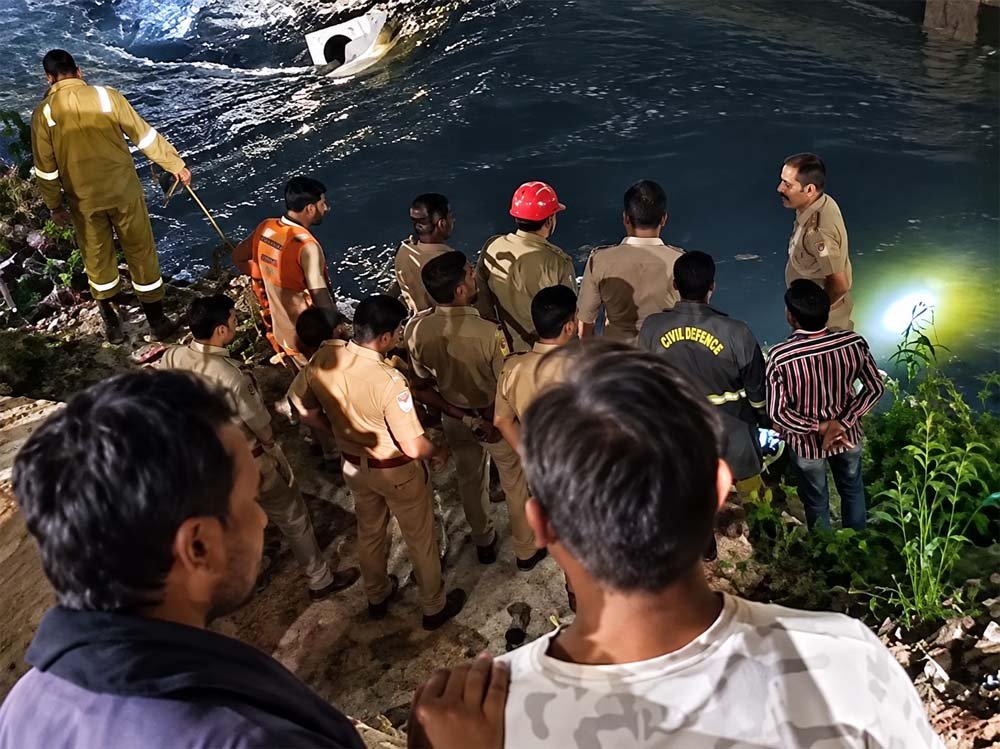 नोएडा में नाले में कूदा युवक, तलाश जारी: पत्नी से विवाद के बाद घर से निकला था रवि, पुलिस के बाद SDRF-NDRF ने संभाला सर्च ऑपरेशन