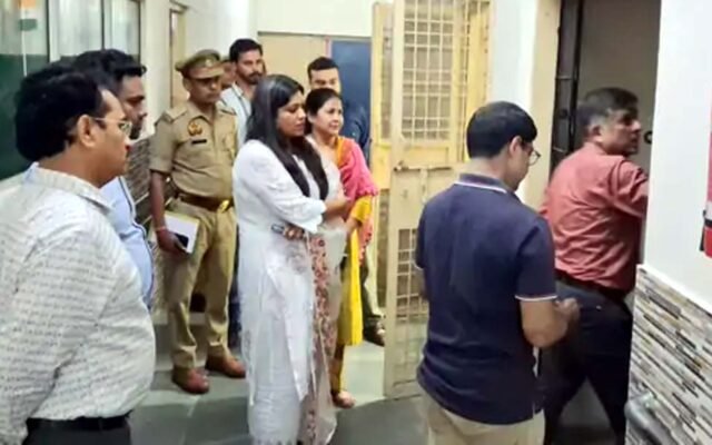 जिलाधिकारी ने जिला कोषागार का निरीक्षण कर पेंशनर सुविधाओं का लिया जायजा
