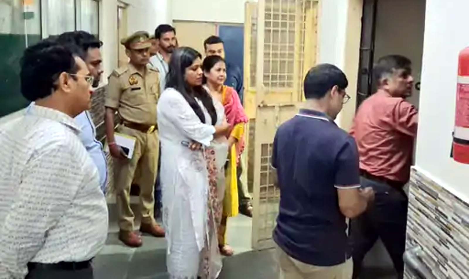जिलाधिकारी ने जिला कोषागार का निरीक्षण कर पेंशनर सुविधाओं का लिया जायजा