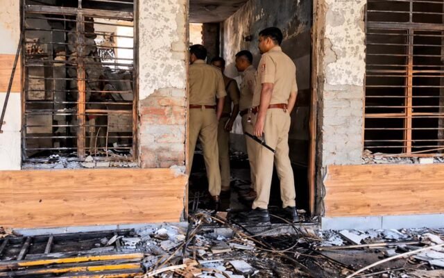 गाजियाबाद में रावण का पुतला तैयार करते समय धमाका, कई लोग झुलसे, दो दीवारें गिरीं