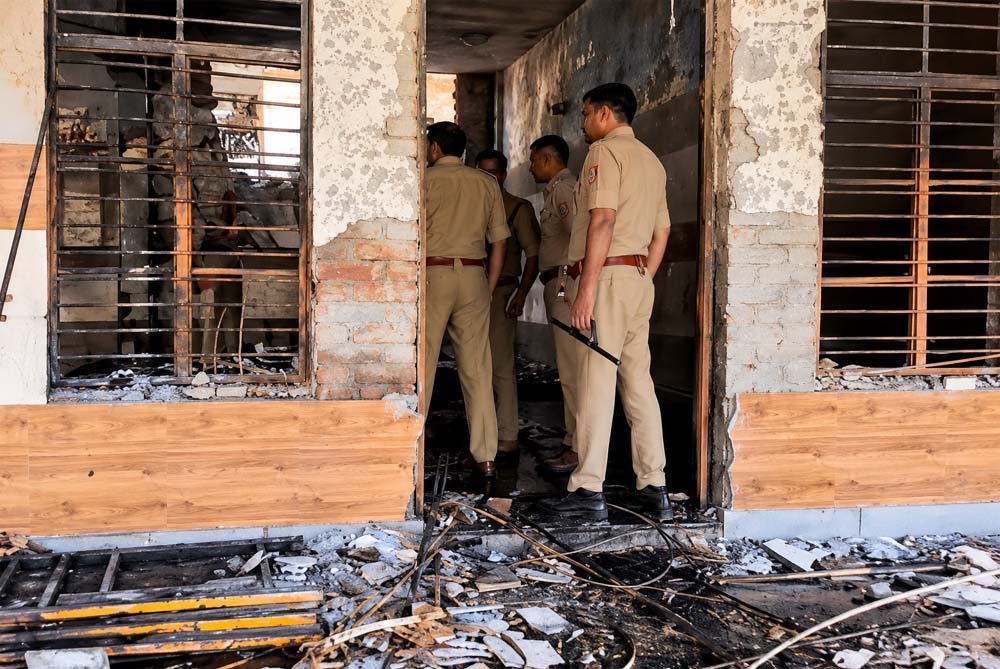 गाजियाबाद में रावण का पुतला तैयार करते समय धमाका, कई लोग झुलसे, दो दीवारें गिरीं