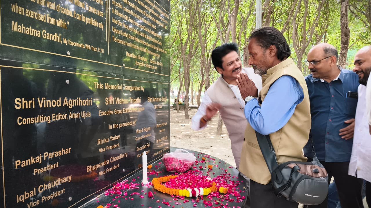 कोरोना काल में दिवंगत पत्रकारों को नोएडा मीडिया क्लब ने दी भावभीनी श्रद्धांजलि, स्मृति वन में गूंजे स्मृतियों के स्वर