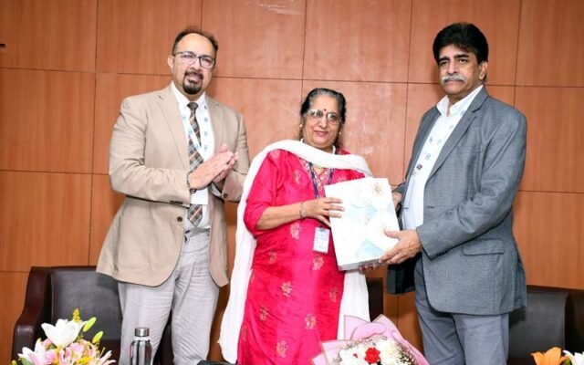 एमिटी यूनिवर्सिटी में बायोटेक्नोलॉजी के नवाचारों को मिला मंच, विभु बंसल और श्याम सुंदर ने जीते पुरस्कार
