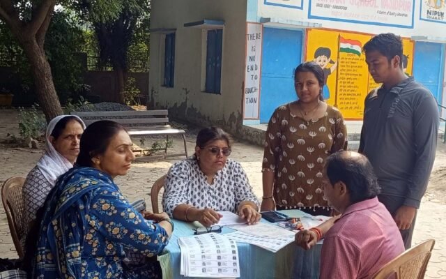 वाजिदपुर में वोट बनवाने पहुंचे लोगों को नहीं मिला फॉर्म-6, बीएलओ ने दस्तावेजों की फोटो कॉपी जमा करने को कहा
