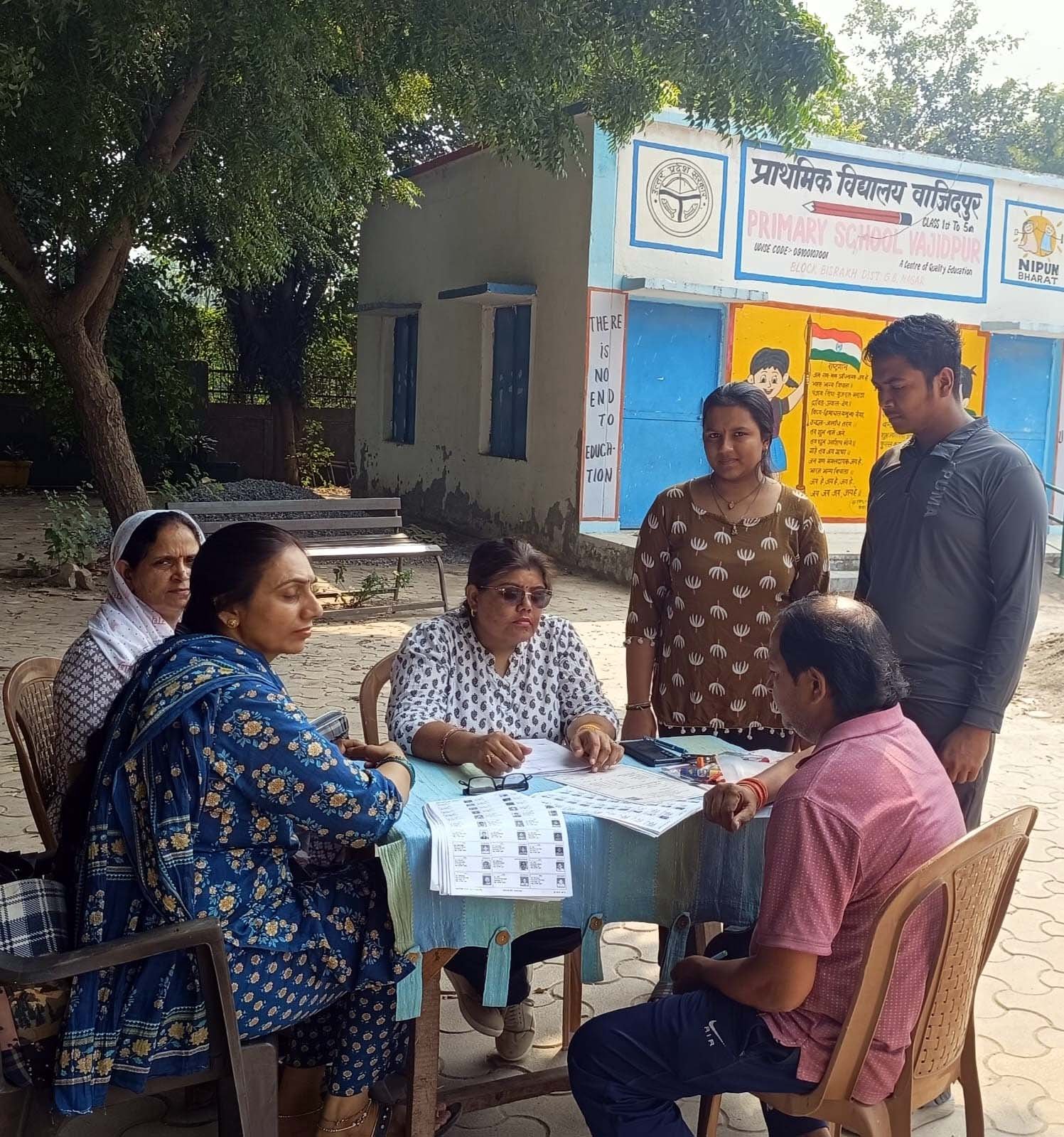 वाजिदपुर में वोट बनवाने पहुंचे लोगों को नहीं मिला फॉर्म-6, बीएलओ ने दस्तावेजों की फोटो कॉपी जमा करने को कहा