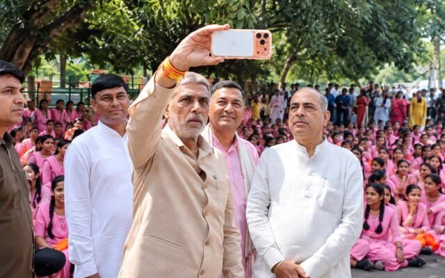 राहुल गांधी पर कृष्णपाल गुर्जर का तंज, बोले- ‘जिद्दी और बिगड़ैल बच्चे जैसे’; सत्ता के लिए चुनाव व्यवस्था पर सवाल उठाने का आरोप