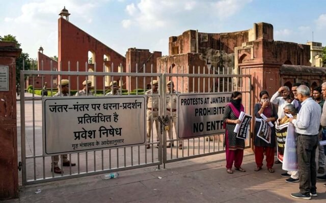 जंतर-मंतर पर अब नहीं गूंजेंगे विरोध के स्वर, केंद्र सरकार ने प्रदर्शनों पर लगाई पूर्ण रोक: रामलीला मैदान समेत 3 नए ठिकाने तय