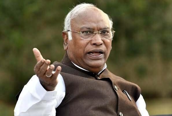 खरगे की पीएम मोदी को चिट्ठी, बोले- संवैधानिक संशोधन विधेयक जबरन पास न कराए सरकार