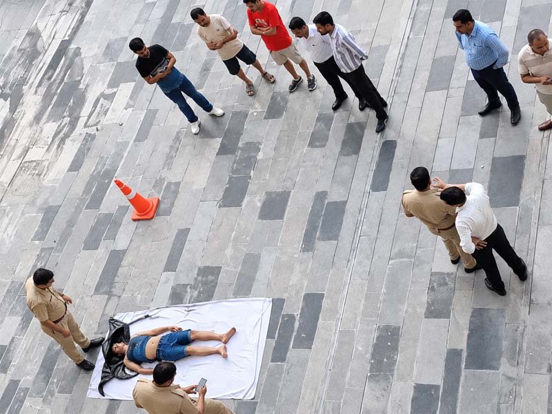 ग्रेटर नोएडा की सोसाइटी में युवक की मौत, 12वीं मंजिल से गिरने का मामला
