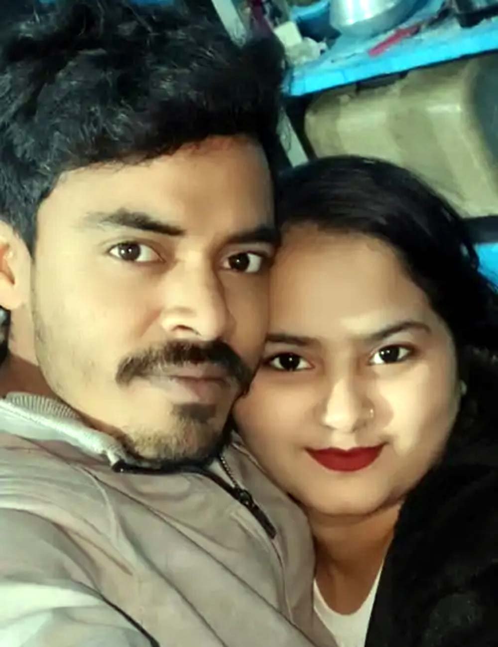 मेरठ में पति की हत्या के आरोप में पत्नी गिरफ्तार, कब्र से शव निकालकर कराया पोस्टमॉर्टम; प्रेमी की तलाश जारी