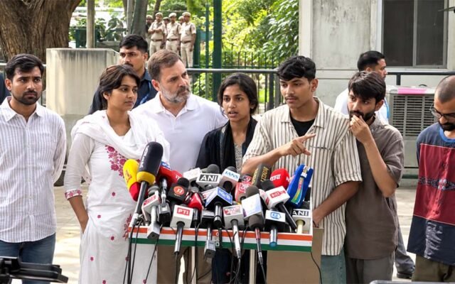 दिल्ली में सियासी भूचाल: राहुल गांधी की प्रेस कॉन्फ्रेंस में छात्रों का रो-रोकर बुरा हाल, पुलिस पर लगाए प्राइवेट पार्ट पर हमला करने के संगीन आरोप