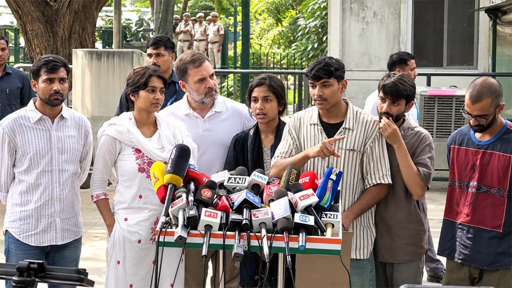 दिल्ली में सियासी भूचाल: राहुल गांधी की प्रेस कॉन्फ्रेंस में छात्रों का रो-रोकर बुरा हाल, पुलिस पर लगाए प्राइवेट पार्ट पर हमला करने के संगीन आरोप