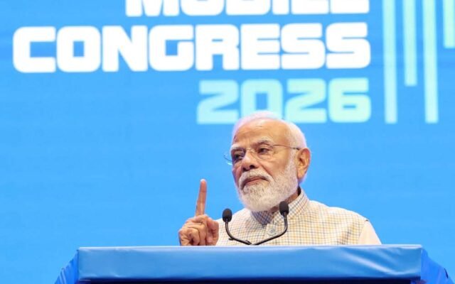 मोदी बोले- मोबाइल बना आम आदमी की जेब में बैंक और सरकारी दफ्तर: DBT से 5 लाख करोड़ का लीकेज रोका