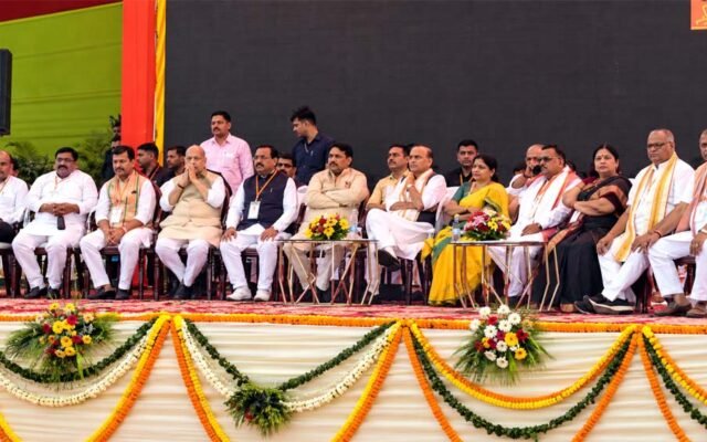 गाजियाबाद में सेवा ज्योति यात्रा में पहुंचे राजनाथ सिंह, कार्यक्रम में अव्यवस्था से कई छात्राएं हुईं परेशान