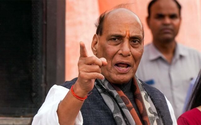 राजनाथ सिंह का राहुल गांधी पर निशाना, बोले- युवाओं को गुमराह कर रहा विपक्ष