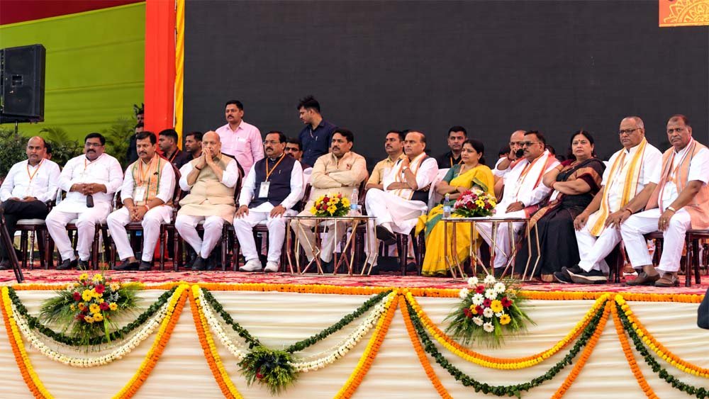 गाजियाबाद में सेवा ज्योति यात्रा में पहुंचे राजनाथ सिंह, कार्यक्रम में अव्यवस्था से कई छात्राएं हुईं परेशान