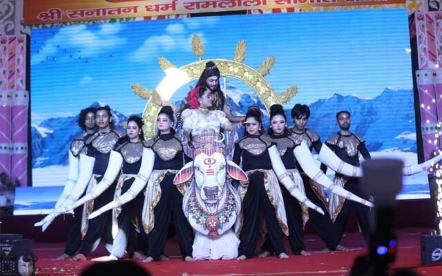नोएडा स्टेडियम की रामलीला में रावण के अहंकार और श्रवण कुमार के बलिदान का भावपूर्ण मंचन
