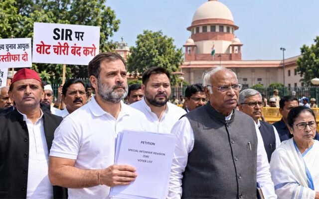 SIR पर विपक्ष की याचिका में 14 कमियां, सुप्रीम कोर्ट रजिस्ट्री ने उठाए सवाल; ₹220 की कोर्ट फीस भी कम