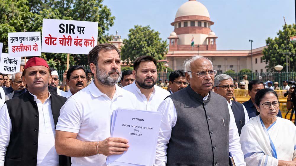 SIR पर विपक्ष की याचिका में 14 कमियां, सुप्रीम कोर्ट रजिस्ट्री ने उठाए सवाल; ₹220 की कोर्ट फीस भी कम
