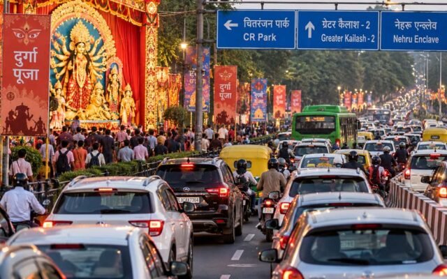 दुर्गा पूजा के चलते दिल्ली में ट्रैफिक की चुनौती, 20 अक्टूबर तक कई मार्गों पर पाबंदियां