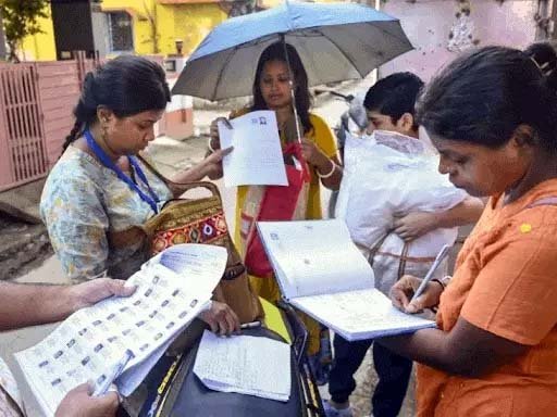 वोटर लिस्ट अपडेट करने का बड़ा फैसला: SIR विवाद के बीच चुनाव आयोग का निर्देश, यूपी-एमपी सहित 17 राज्यों में शुरू होगा SSR
